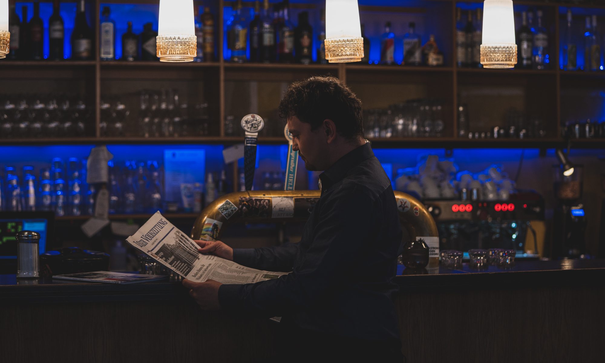 Carlo Winkler in Farbfotografie im Café Cantona sitzend an Bar